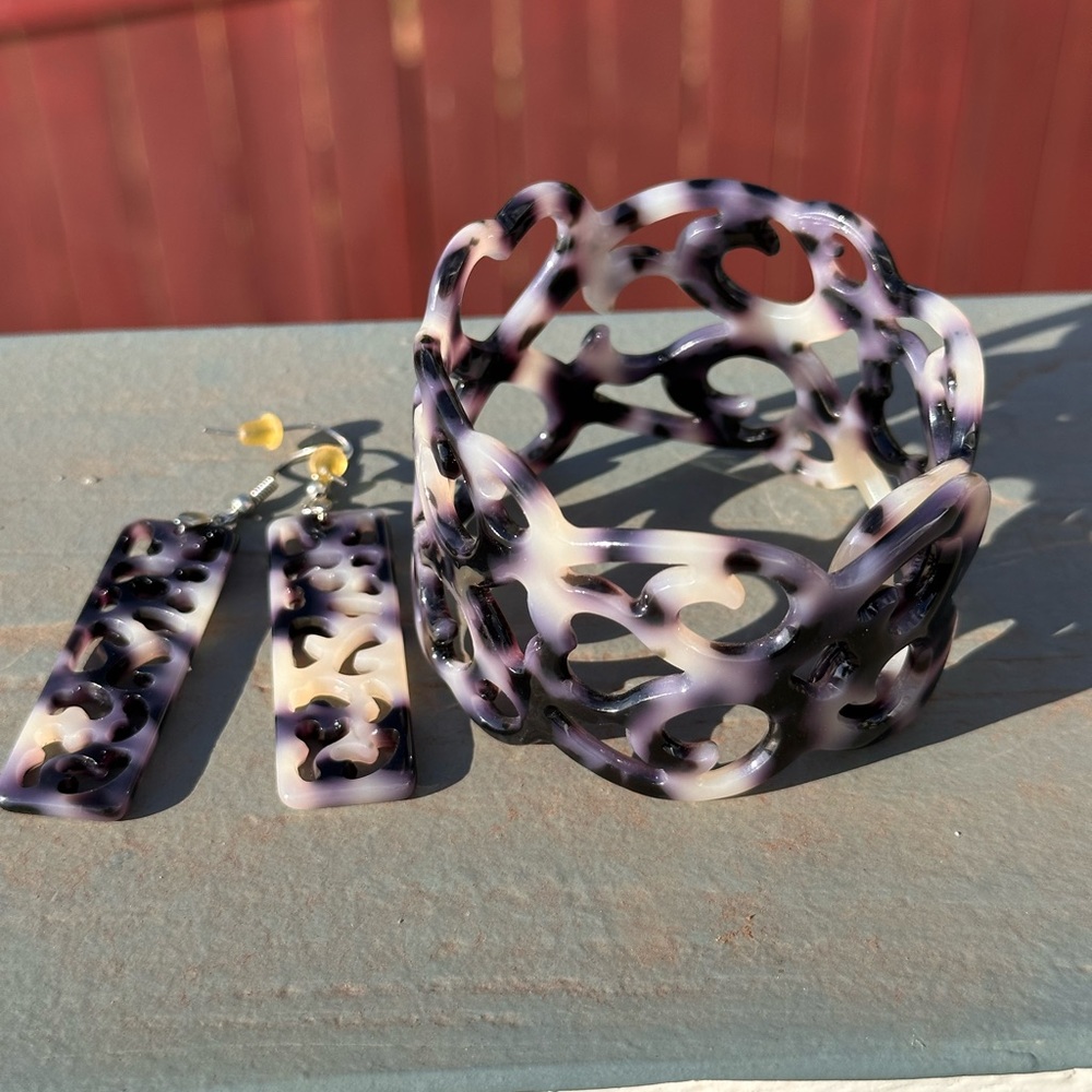 561. CUFF HAWAIIAN ALOHA FAUX TORTOISE SHELL BRACELET & EARRINGS SET